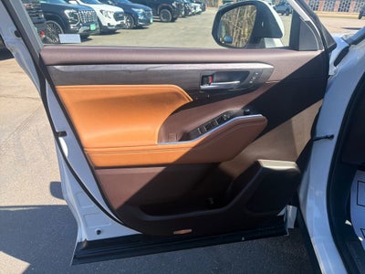 2022 Toyota Highlander Platinum