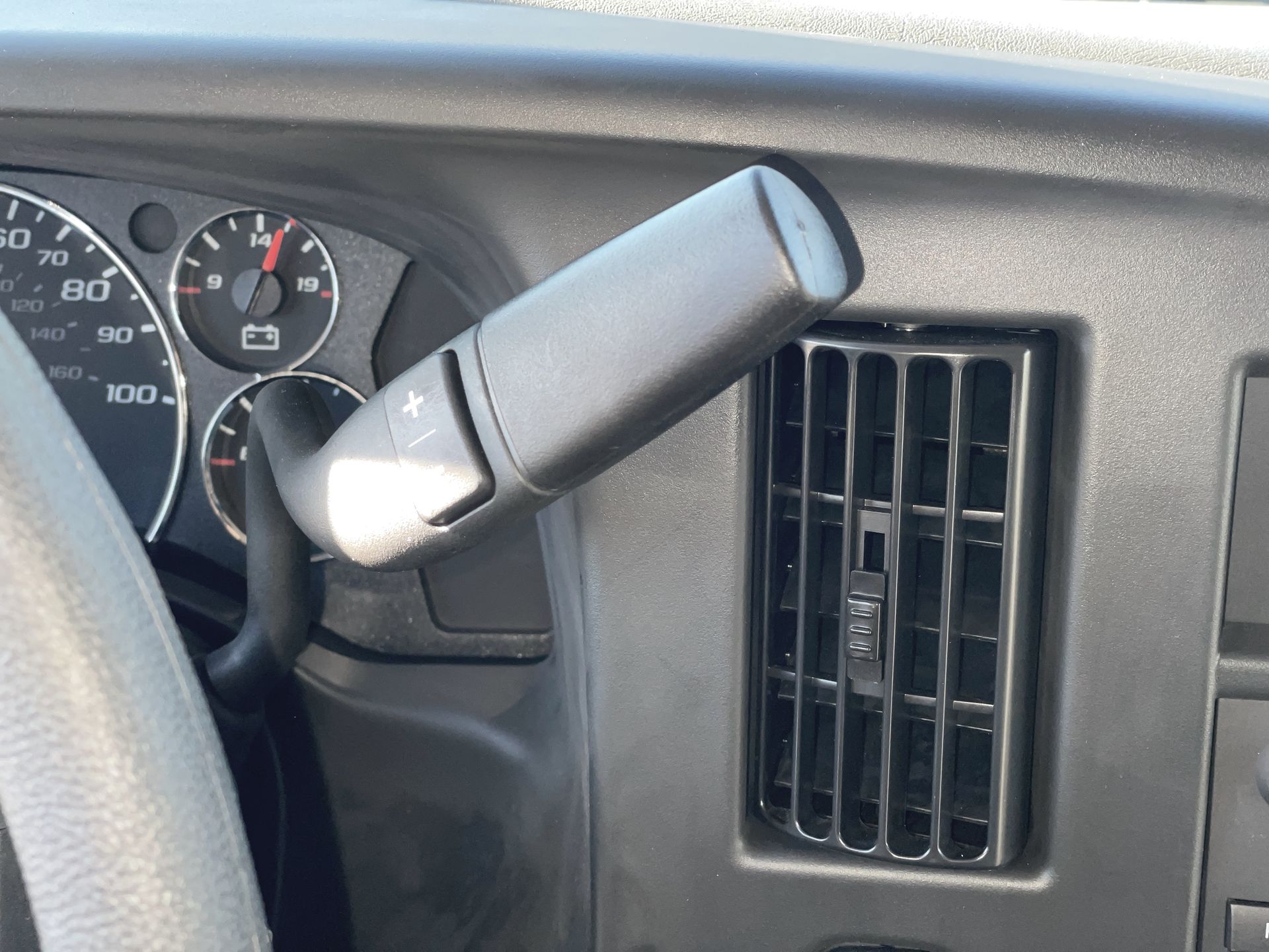 2025 GMC Savana Cutaway 3500 1WT