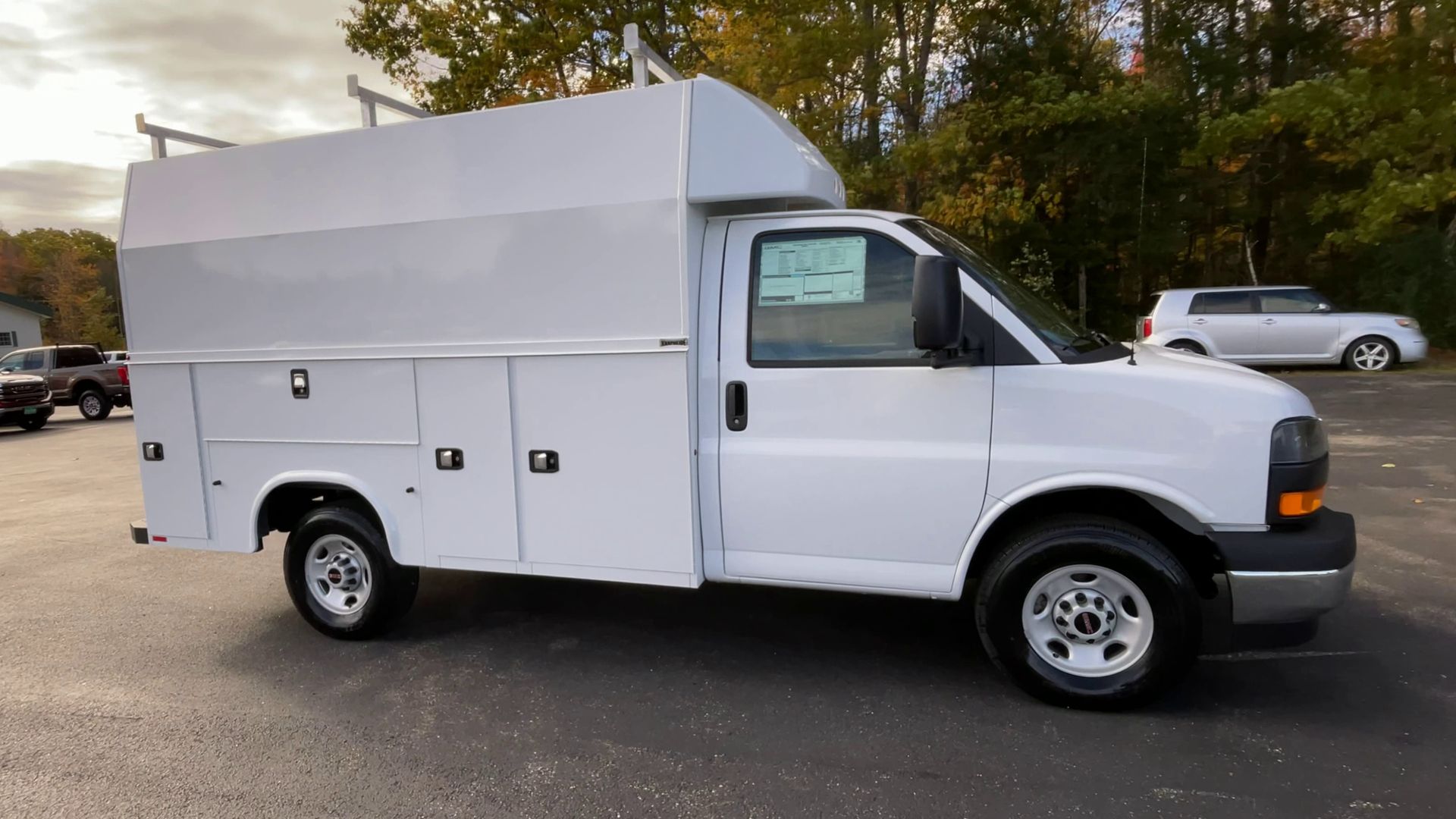 2025 GMC Savana Cutaway 3500 1WT