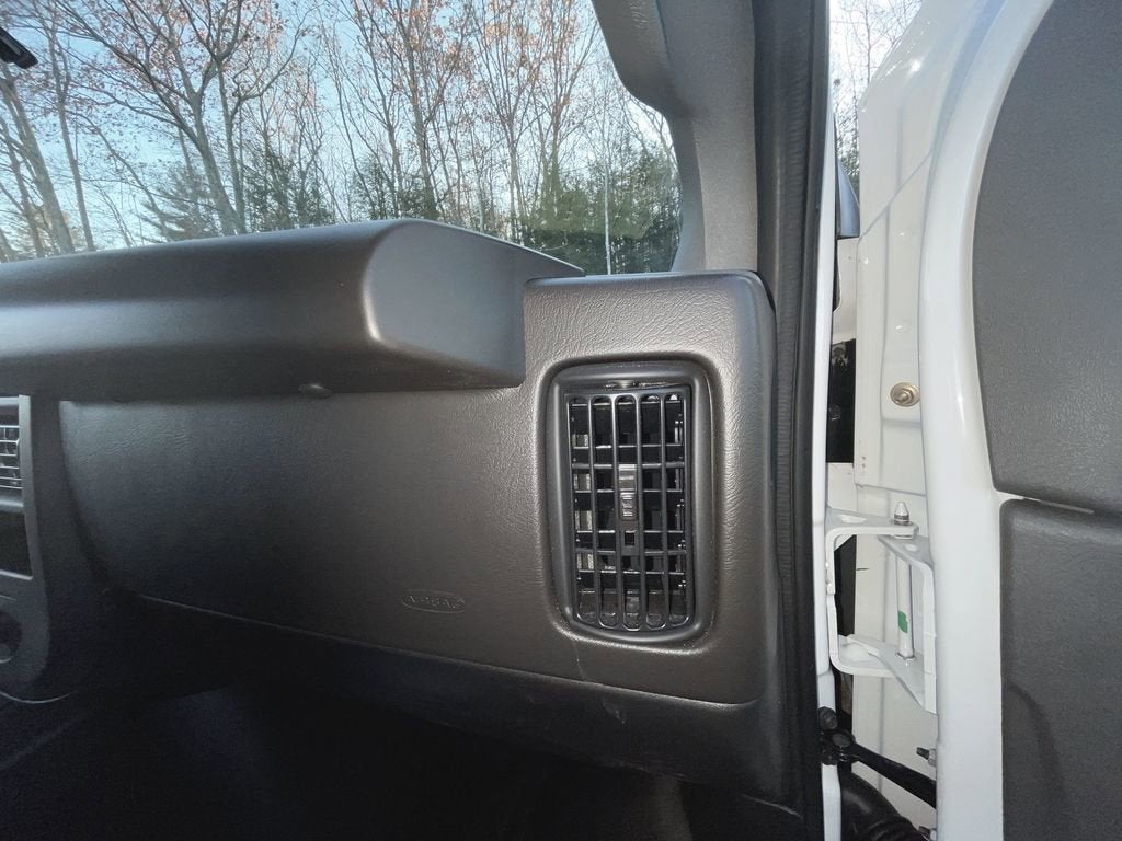 2025 GMC Savana Cutaway 3500 1WT