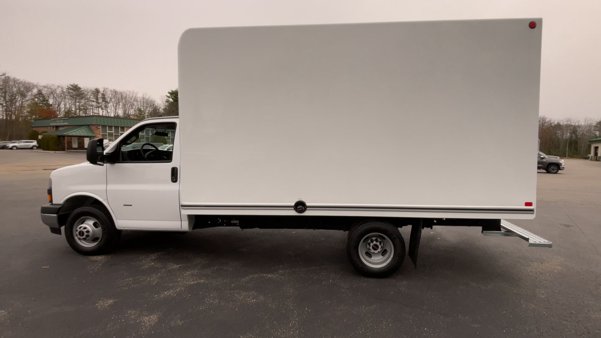 2025 GMC Savana Cutaway 3500 1WT