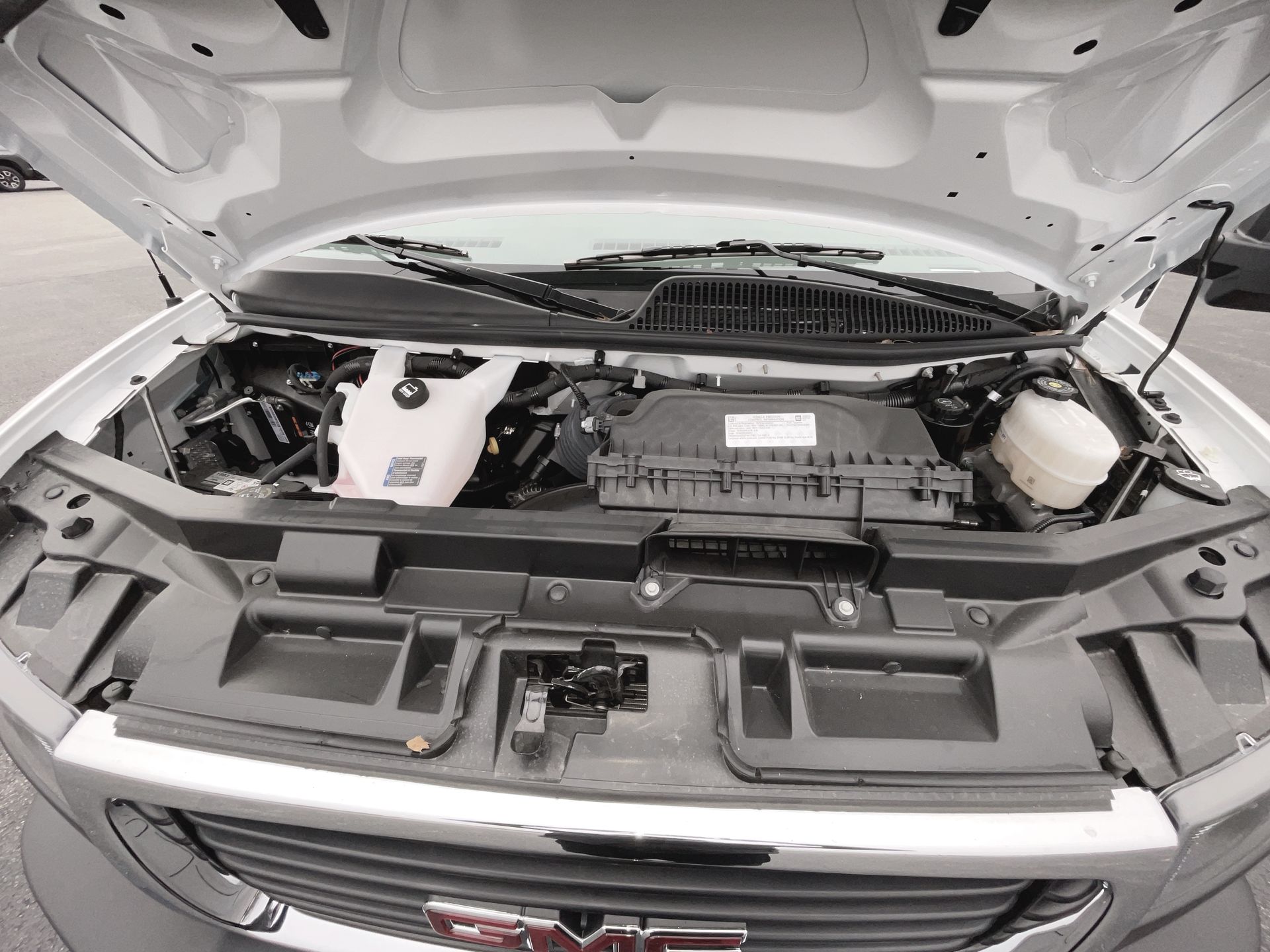 2025 GMC Savana Cutaway 3500 1WT